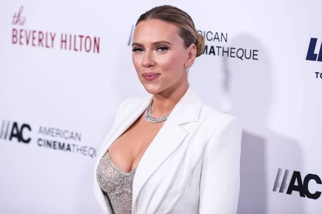 35th Annual American Cinematheque Awards Honoring Scarlett Johansson Actress Scarlett Johansson wearing Versace arrives at the 35th Annual American Cinematheque Awards Honoring Scarlett Johansson held at The Beverly Hilton Hotel on November 18, 2021 in Beverly Hills, Los Angeles, California, United States. Beverly Hills California United States  Copyright: xImagexPressxAgencyx collin-35thannu211119_npiqR