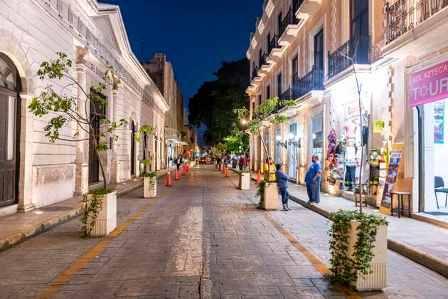  Historisches Zentrum bei Nacht, Merida, Yucatan, Mexiko, Mittelamerika Copyright: imageBROKER/MichaelxRunkel ibxrun07169204.jpg
