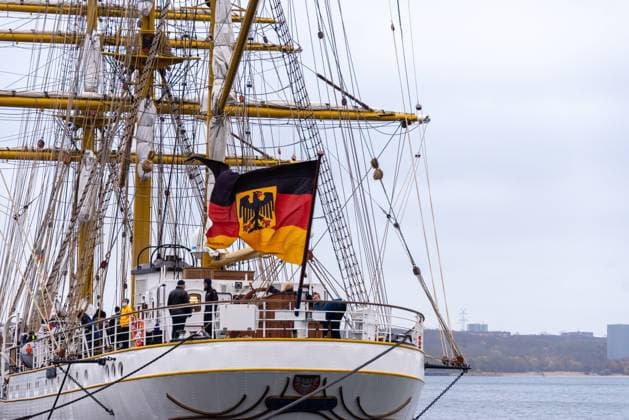 Kiel, Germany 19. November 2021, Marinestützpunkt Kiel Wik. Leinen los! Segelschulschiff Gorch Fock legt heute nach rund sechs Jahren Sanierung unter dem Kommando von Kapitän zur See Nils Brandt mit 120 Besatzungsmitgliedern zur Ausbildungsfahrt zu den Kanarischen Inseln ab und wird 6 Monate unterwegs sein. Letzte Restarbeiten wurden am Liegeplatz an der Gorch-Fock-Mole erledigt und auch das Problem der verunreinigten Frischwasseranlage ist behoben. *** Kiel, Germany 19 November 2021, Naval Base Kiel Wik Cast off Sail training ship Gorch Fock sets sail today after about six years of refurbishment under the command of Captain Nils Brandt with 120 crew members for a training voyage to the Canary Islands and will be underway for 6 months