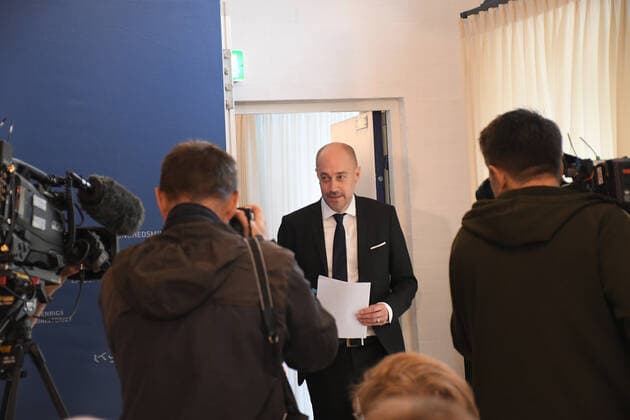 Coronavirus in Dänemark, Gesundheitsminister Magnus Heunicke Pressekonferenz Copenhagen Denmark. 19 November 2021 denmark s health minister Magnus Heunicke holds joint press briefing with other danish health autorities situation on Corona virus or vodi-19 today in Capital. (Photo..Francis Joseph Dean Dean Pictures)