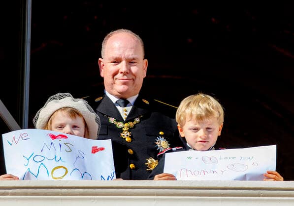 Bilder des Jahres 2021, Entertainment 11 November Entertainment Themen der Woche KW46 Entertainment Bilder des Tages 19-11-2021 Monte Carlo Prince Jacques and Princess Gabriella with a drawing for their mother with the tekst We miss you mommy and We love our Mommy and Prince Albert II of Monaco on the balcony during the Monaco national day celebrations in Monaco. Â  Copyright: xPPEx