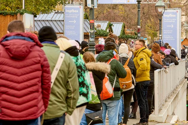 photonews.at - Wien 19.11.2021 - Coronavirus-Krise - Heute hat die österreichische Bundesregierung den, für ganz Österreich geltenden, 4. Lockdown der mit dem 22.11.2021 beginnen soll verkündet. Der Lockdown ist notwendig da die Zahl der Infizierten seit Wochen stark steigend ist und Österreich heute eine Inzidenz von 990,7 hat. Dazu kommt dass bis heute erst 65,7% der impffähigen Bevölkerung voll geimpft ist PHOTO: Ein lange Schlange Impfwilliger bildete sich heute am frühen Nachmittag vor der Impfbox neben deim Wiener Christkindlmarkt auf dem rathausplatz. Vienna (AUSTRIA) - Coronavirus crisis - Today the Austrian federal government announced the 4th lockdown, which applies to all of Austria and which should begin on November 22nd 