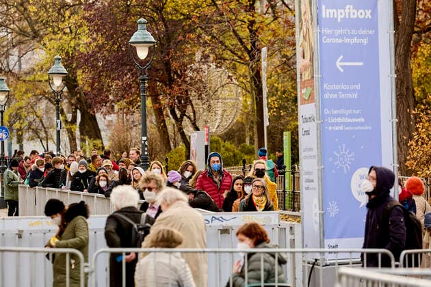 photonews.at - Wien 19.11.2021 - Coronavirus-Krise - Heute hat die österreichische Bundesregierung den, für ganz Österreich geltenden, 4. Lockdown der mit dem 22.11.2021 beginnen soll verkündet. Der Lockdown ist notwendig da die Zahl der Infizierten seit Wochen stark steigend ist und Österreich heute eine Inzidenz von 990,7 hat. Dazu kommt dass bis heute erst 65,7% der impffähigen Bevölkerung voll geimpft ist PHOTO: Ein lange Schlange Impfwilliger bildete sich heute am frühen Nachmittag vor der Impfbox neben deim Wiener Christkindlmarkt auf dem rathausplatz. Vienna (AUSTRIA) - Coronavirus crisis - Today the Austrian federal government announced the 4th lockdown, which applies to all of Austria and which should begin on Novem 