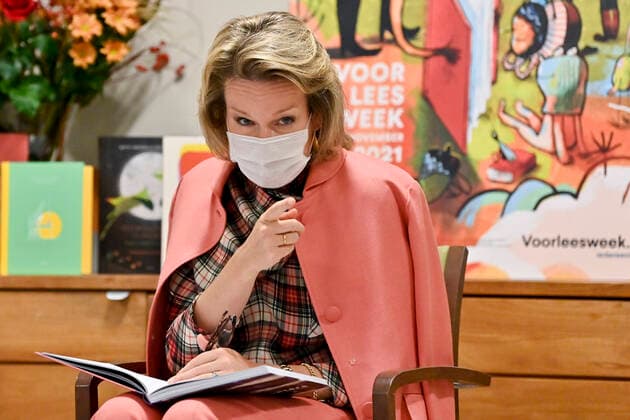 Entertainment Bilder des Tages Queen Mathilde of Belgium pictured during a royal visit in the Sint-Franciscus residential care center in Vinkt, to take part at the read aloud week (Voorleesweek - Semaine de la lecture a haute voix) Friday 19 November 2021.  DIRKxWAEM 3139123