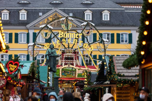 The monument of Ludwig van Beethoven in front of the Bonn Ferris wheel on the Münsterplatz The Bonn Christmas market in the shadow of the Corona pandemic The 2G rule vaccinated or recovered also applies in the inner city area the mask obligation 19 11 2021 Bonn city centre NRW Germany