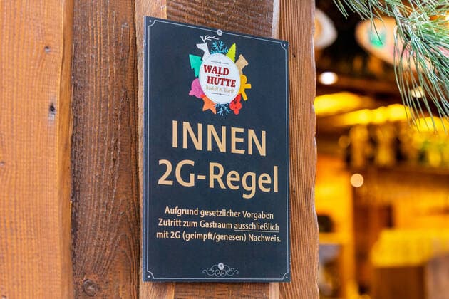 A sign with the inscription Innen 2G Regel The Bonn Christmas market in the shadow of the Corona pandemic The 2G rule applies on the market site vaccinated or recovered In addition, masks are compulsory in the inner city area 19 11 2021 Bonn Innenstadt NRW Germany