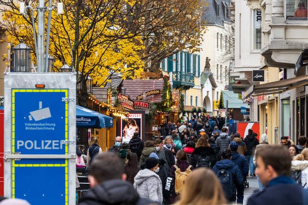 A camera tower of the Bonn police is part of the security measures on the station forecourt Bonn Christmas market in the shadow of the Corona pandemic The 2G rule vaccinated or recovered also applies in the inner city area the mask obligation 19 11 2021 Bonn city centre NRW Germany