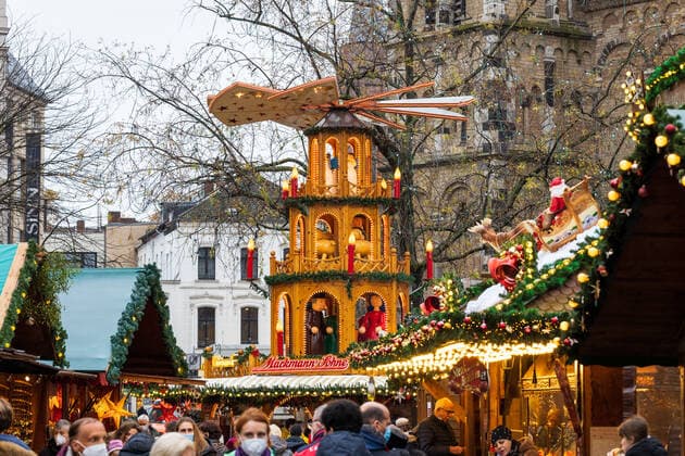 The oversized Christmas pyramid is a popular attraction for visitors The Bonn Christmas market in the shadow of the Corona pandemic The 2G rule applies on the market site vaccinated or recovered In addition, masks are compulsory in the inner city area 19 11 2021 Bonn City Centre NRW Germany