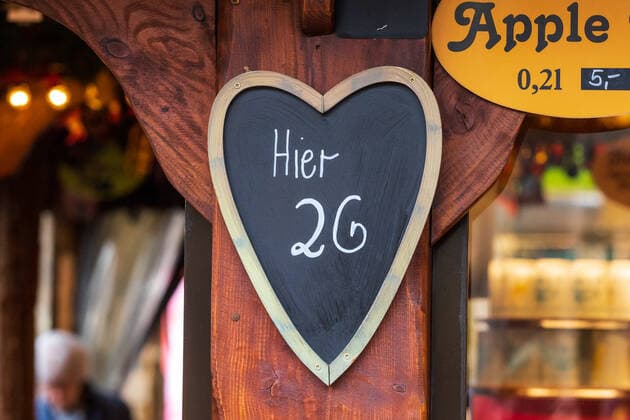 A sign with the inscription HIer 2G at a mulled wine stand The Bonn Christmas market in the shadow of the Corona pandemic On the market site the 2G rule applies vaccinated or recovered in addition the mask obligation rules in the inner city area 19 11 2021 Bonn city centre NRW Germany