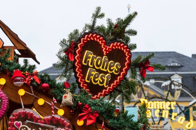 The Bonn Christmas market in the shadow of the Corona pandemic The 2G rule vaccinated or recovered applies on the market grounds and masks are compulsory in the inner city area 19 11 2021 Bonn Innenstadt NRW Germany