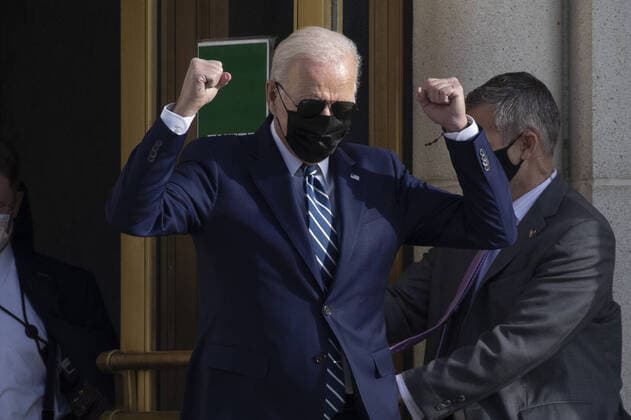 Bilder des Jahres 2021, News 11 November News Themen der Woche KW46 News Bilder des Tages U.S. President Joe Biden gestures upon leaving Walter Reed Medical Center after undergoing a colonoscopy in Bethesda, Maryland on Friday, November 19, 2021.  wasp2021111914 MICHAELxREYNOLDS