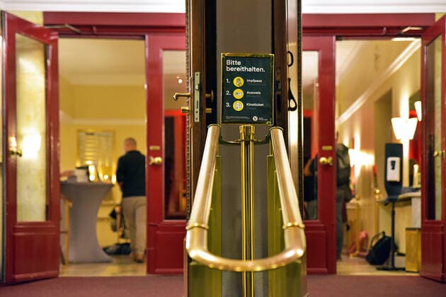 Eingang zum Kino Delphi in Berlin-Charlottenburg Hinweistafel mit den Einlaßregelungen im Zusammenhang mit den Maßnahmen gegen die Corona-Pandemie am Kino Delphi in Berlin-Charlottenburg. Berlin-Charlottenburg Berlin Deutschland