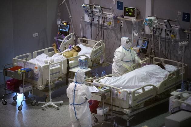Russia Coronavirus Treatment 6700099 19.11.2021 Medical specialists wearing protective gear treat patients at an intensive care ward at a pavilion of the Exhibition of Achievements of National Economy (VDNH), which was converted into a reserve hospital for people suffering from the coronavirus disease, in Moscow, Russia. Ilya Pitalev Sputnik Moscow Russia  Copyright: xIlyaxPitalevx