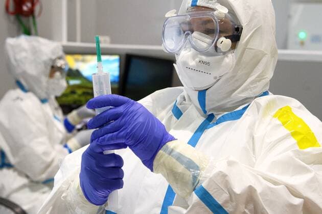 Russia Coronavirus Treatment 6700083 19.11.2021 Medical specialists wearing protective gear work at a pavilion of the Exhibition of Achievements of National Economy (VDNH), which was converted into a reserve hospital for people suffering from the coronavirus disease, in Moscow, Russia. Ilya Pitalev Sputnik Moscow Russia  Copyright: xIlyaxPitalevx