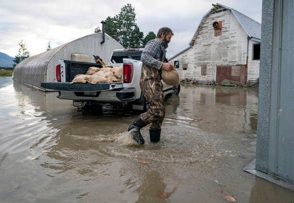 November 19, 2021, ABBOTSFORD, BC, CANADA: People load sand bags to try and stop the rising flood waters in Barrowtown near Abbotsford, B.C., Friday, November 19, 2021. ABBOTSFORD CANADA  - ZUMAc35_ 20211119_zaf_c35_135 Copyright: xJonathanxHaywardx