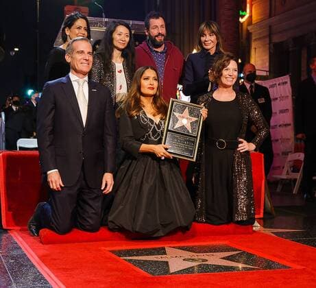 Bilder des Jahres 2021, Entertainment 11 November Entertainment Themen der Woche KW46 Salma Hayek poses with her star award with Eric Garrett, Adam Sandler, Chloe Zhao and friends before receiving her star on the Hollywood Walk of Fame, in Los Angeles, US, 19 November 2021. Actress Salma Hayek receives her star on the Hollywood Walk of Fame !ACHTUNG: NUR REDAKTIONELLE NUTZUNG!  Copyright: xPhillipxKimx AME8739 20211120-b3f97218169a815d586fc5a15a8e0e7e6ec0e8e6