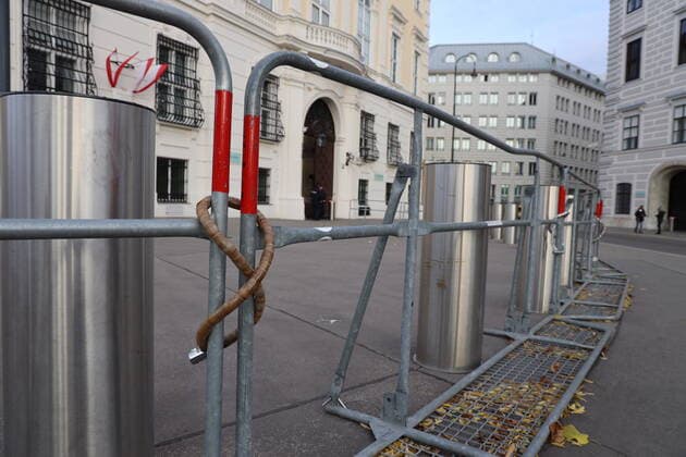 Police cordon at Ballhausplatz Vienna, Ballhausplatz, 20 11 2021 Federal Chancellery and Presidential Chancellery behind cordon