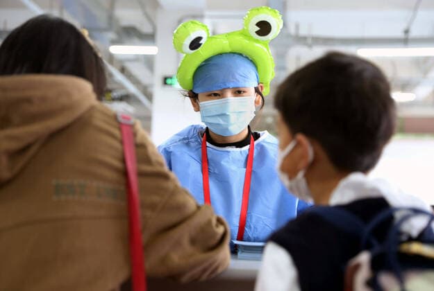 (211120) -- SHANGHAI, Nov. 20, 2021 -- A medical worker wearing cartoon head decoration works at a vaccination site in Xuhui District of Shanghai, east China, Nov. 20, 2021. Shanghai started COVID-19 vaccination for children aged 3-5 from Saturday. ) CHINA-SHANGHAI-COVID-19-CHILDREN-VACCINATION (CN) LiuxYing 