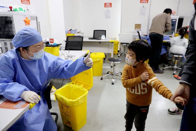 (211120) -- SHANGHAI, Nov. 20, 2021 -- A medical worker gives thumb up to a child at a vaccination site in Xuhui District of Shanghai, east China, Nov. 20, 2021. Shanghai started COVID-19 vaccination for children aged 3-5 from Saturday. ) CHINA-SHANGHAI-COVID-19-CHILDREN-VACCINATION (CN) LiuxYing 
