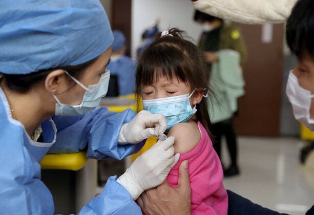 (211120) -- SHANGHAI, Nov. 20, 2021 -- A four-year-old girl receives COVID-19 vaccine at a vaccination site in Xuhui District of Shanghai, east China, Nov. 20, 2021. Shanghai started COVID-19 vaccination for children aged 3-5 from Saturday. ) CHINA-SHANGHAI-COVID-19-CHILDREN-VACCINATION (CN) LiuxYing 