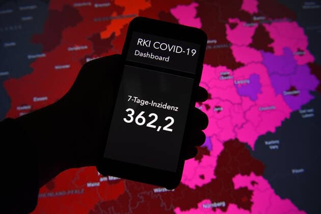 Coronavirus in Germany Covid 19 Dashboard of the Robert Koch Institute 20 11 2021, Robert Koch Institute 7 days Incidence 362.2 7 days Number of cases 301 174 COVID 19 cases 5 312 215 Addition by 63 924 compared to the previous day COVID 19 deaths 98 987 Addition by 248 compared to the previous day 7 days Incidence Hospitalization 5.34 xHDx