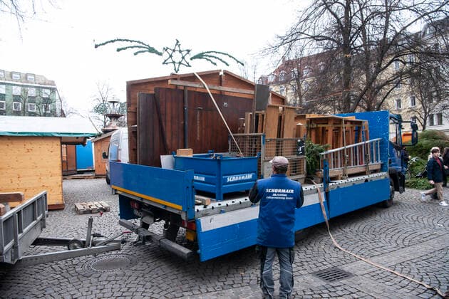 Munich, Haidhausen sadly it looks on the Haidhauser Christmas market, on the Weissenburger place, the high case numbers lead to the fact that the booths are hardly built up must be dismantled because of the Abasge of the Christmas market again
