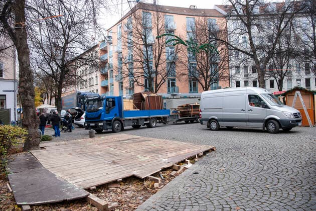 Munich, Haidhausen sadly it looks on the Haidhauser Christmas market, on the Weissenburger place, the high case numbers lead to the fact that the booths are hardly built up must be dismantled because of the Abasge of the Christmas market again
