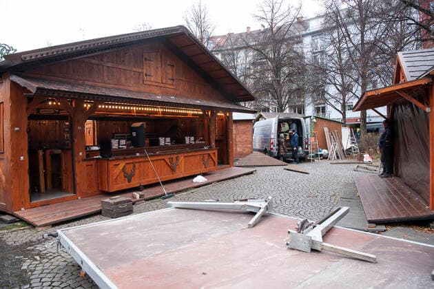 Munich, Haidhausen sadly it looks on the Haidhauser Christmas market, on the Weissenburger place, the high case numbers lead to the fact that the booths are hardly built up must be dismantled because of the Abasge of the Christmas market again