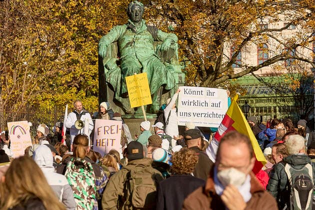 - Wien 20.11.2021 - Coronavirus Krise - Zwei Tage vor dem 4. Österreich weiten Lockdown und der für Februar angekündigten Impfpflicht waren heute, allein in Wien, über 10 Demonstrationen gegen die Coronamaßnehmen der Regierung angemeldet. Auch die Freiheitliche Partei (FPÖ) zählt zu den Organisatoren. Es galt eine FFP2-Maskenpflicht. Die Polizei war mit einem Grossaufgebot von rund 1.300 Polizisten im Einsatz. PHOTO: Die Demonstratnten in der Wiener Innenstadt. Vienna, Austria - Coronavirus Crisis - Two days before the 4th Austria-wide lockdown and the mandatory vaccination announced for February, over 10 demonstrations against the government s corona measures were registered today, in Vienna alone. The Freedom Party (FPÖ) is also one 