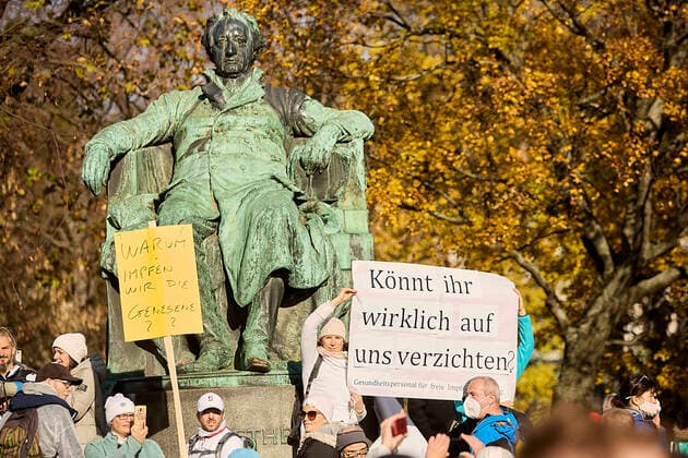 - Wien 20.11.2021 - Coronavirus Krise - Zwei Tage vor dem 4. Österreich weiten Lockdown und der für Februar angekündigten Impfpflicht waren heute, allein in Wien, über 10 Demonstrationen gegen die Coronamaßnehmen der Regierung angemeldet. Auch die Freiheitliche Partei (FPÖ) zählt zu den Organisatoren. Es galt eine FFP2-Maskenpflicht. Die Polizei war mit einem Grossaufgebot von rund 1.300 Polizisten im Einsatz. PHOTO: Die Demonstratnten in der Wiener Innenstadt. Vienna, Austria - Coronavirus Crisis - Two days before the 4th Austria-wide lockdown and the mandatory vaccination announced for February, over 10 demonstrations against the government s corona measures were registered today, in Vienna alone. The Freedom Party (FPÖ) is also one 