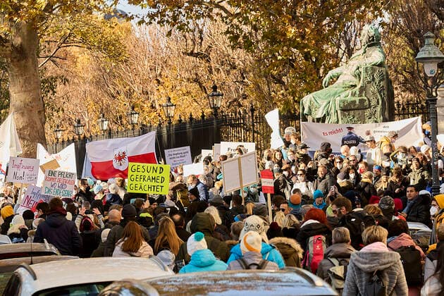 - Wien 20.11.2021 - Coronavirus Krise - Zwei Tage vor dem 4. Österreich weiten Lockdown und der für Februar angekündigten Impfpflicht waren heute, allein in Wien, über 10 Demonstrationen gegen die Coronamaßnehmen der Regierung angemeldet. Auch die Freiheitliche Partei (FPÖ) zählt zu den Organisatoren. Es galt eine FFP2-Maskenpflicht. Die Polizei war mit einem Grossaufgebot von rund 1.300 Polizisten im Einsatz. PHOTO: Die Demonstratnten in der Wiener Innenstadt. Vienna, Austria - Coronavirus Crisis - Two days before the 4th Austria-wide lockdown and the mandatory vaccination announced for February, over 10 demonstrations against the government s corona measures were registered today, in Vienna alone. The Freedom Party (FPÖ) is also one 