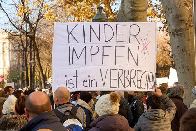 - Wien 20.11.2021 - Coronavirus Krise - Zwei Tage vor dem 4. Österreich weiten Lockdown und der für Februar angekündigten Impfpflicht waren heute, allein in Wien, über 10 Demonstrationen gegen die Coronamaßnehmen der Regierung angemeldet. Auch die Freiheitliche Partei (FPÖ) zählt zu den Organisatoren. Es galt eine FFP2-Maskenpflicht. Die Polizei war mit einem Grossaufgebot von rund 1.300 Polizisten im Einsatz. PHOTO: Die Demonstratnten in der Wiener Innenstadt. Vienna, Austria - Coronavirus Crisis - Two days before the 4th Austria-wide lockdown and the mandatory vaccination announced for February, over 10 demonstrations against the government s corona measures were registered today, in Vienna alone. The Freedom Party (FPÖ) is also one 