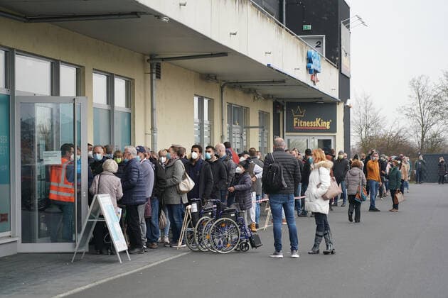 Long queue at the new vaccination centre in Groß Gerau Helvetia Parc Gross Gerau 20 11 2021 Crowd at the vaccination centre light