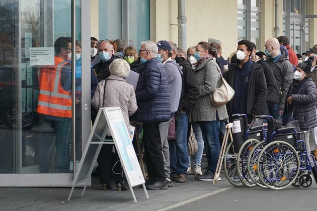 Long queue at the new vaccination centre in Groß Gerau Helvetia Parc Gross Gerau 20 11 2021 Crowd at the vaccination centre light