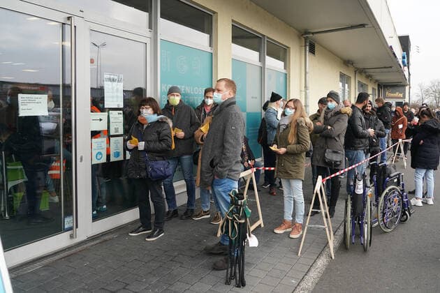 Waiting in line in front of the new Gross Gerau vaccination centre Gross Gerau 20 11 2021 Crowd at the vaccination centre light