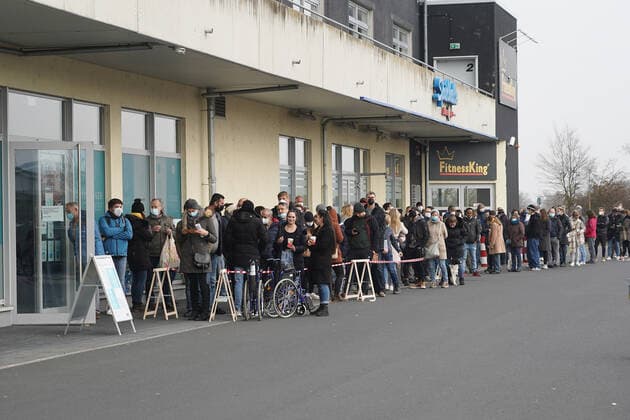 Waiting in line in front of the new Gross Gerau vaccination centre Gross Gerau 20 11 2021 Crowd at the vaccination centre light