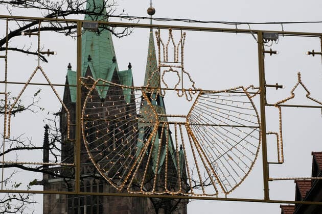 Weihnachtsbeleuchtung . Aufgrund der neuen Beschränkungen für das Coronavirus ist der Christkindlesmarkt 2021 abgesagt. Die Verkäufer bauen die Stände ab. during the Light Lockdown of the Covid 19 Coronavirus Pandemie in Nürnberg , Bayern, Deutschland . November 20, 2021.