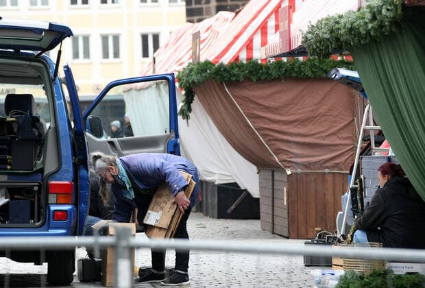 Aufgrund der neuen Beschränkungen für das Coronavirus ist der Christkindlesmarkt 2021 abgesagt. Die Verkäufer bauen die Stände ab. during the Light Lockdown of the Covid 19 Coronavirus Pandemie in Nürnberg , Bayern, Deutschland . November 20, 2021.
