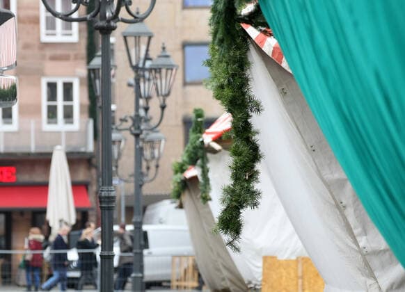 Aufgrund der neuen Beschränkungen für das Coronavirus ist der Christkindlesmarkt 2021 abgesagt. Die Verkäufer bauen die Stände ab. during the Light Lockdown of the Covid 19 Coronavirus Pandemie in Nürnberg , Bayern, Deutschland . November 20, 2021.