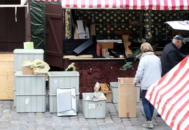 Aufgrund der neuen Beschränkungen für das Coronavirus ist der Christkindlesmarkt 2021 abgesagt. Die Verkäufer bauen die Stände ab. during the Light Lockdown of the Covid 19 Coronavirus Pandemie in Nürnberg , Bayern, Deutschland . November 20, 2021.