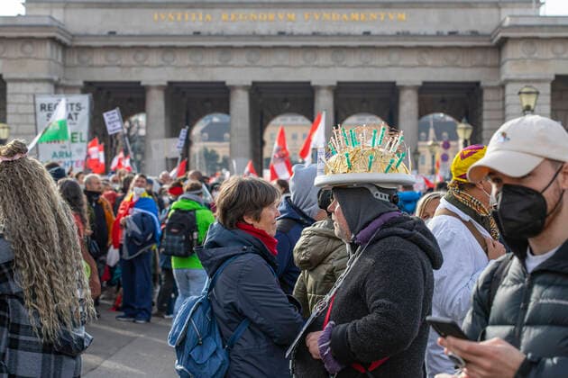 Corona Vienna: Demonstration against corona Government measures Anti-Corona Demonstration in Wien: Tausende Menschen demonstrieren gegen die Regierungsmaßnahmen zur Eindämmung des Infektionsgeschehens. Im Bild: Demonstranten und Demonstrantinnen am Wiener Heldenplatz. 20.11.2021