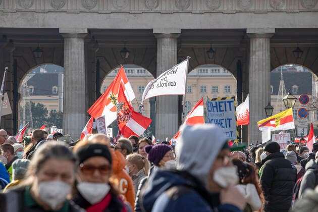 Corona Vienna: Demonstration against corona Government measures Anti-Corona Demonstration in Wien: Tausende Menschen demonstrieren gegen die Regierungsmaßnahmen zur Eindämmung des Infektionsgeschehens. Im Bild: Demonstranten und Demonstrantinnen am Wiener Heldenplatz. 20.11.2021