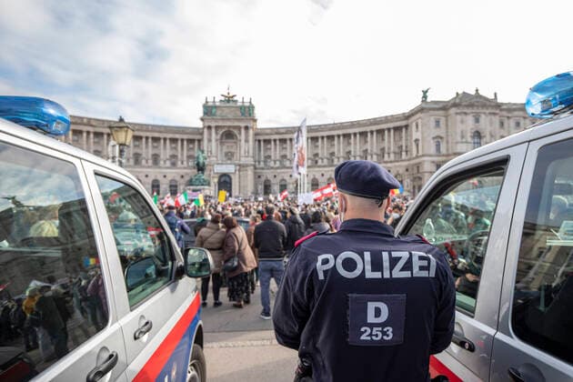 Corona Vienna: Demonstration against corona Government measures Anti-Corona Demonstration in Wien: Tausende Menschen demonstrieren gegen die Regierungsmaßnahmen zur Eindämmung des Infektionsgeschehens. Im Bild: Demonstranten und Demonstrantinnen am Wiener Heldenplatz. 20.11.2021