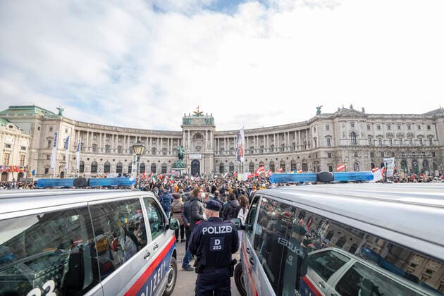 Corona Vienna: Demonstration against corona Government measures Anti-Corona Demonstration in Wien: Tausende Menschen demonstrieren gegen die Regierungsmaßnahmen zur Eindämmung des Infektionsgeschehens. Im Bild: Demonstranten und Demonstrantinnen am Wiener Heldenplatz. 20.11.2021