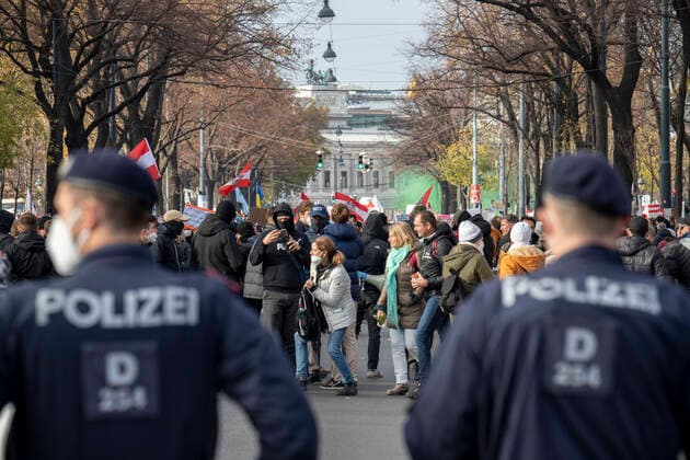 Corona Vienna: Demonstration against corona Government measures Anti-Corona Demonstration in Wien: Tausende Menschen demonstrieren gegen die Regierungsmaßnahmen zur Eindämmung des Infektionsgeschehens. Im Bild: Demonstranten und Demonstrantinnen auf der Wiener Ringstraße. 20.11.2021