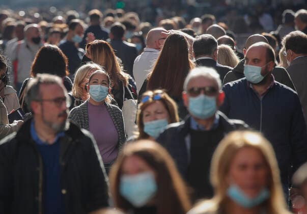 Crowd of persons, almost all wearing protective face masks, in Toledo street, in Naples city southern Italy.  Copyright: xSalvatorexLaportax xIPAx xKontrolabx