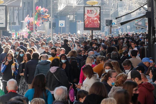 Crowd of persons, almost all wearing protective face masks, in Toledo street, in Naples city southern Italy.  Copyright: xSalvatorexLaportax xIPAx xKontrolabx