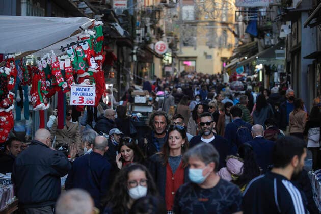 Crowd of persons, almost all wearing protective face masks, in Toledo street, in Naples city southern Italy.  Copyright: xSalvatorexLaporta KONTROLABx xIPx xKontrolabx