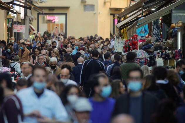 Crowd of persons, almost all wearing protective face masks, in Toledo street, in Naples city southern Italy.  Copyright: xSalvatorexLaporta KONTROLABx xIPx xKontrolabx