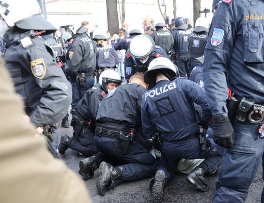 DEMO demonstration against Corona measures Vienna, Ring, 20 11 2021 arrests and riots at Corona demo
